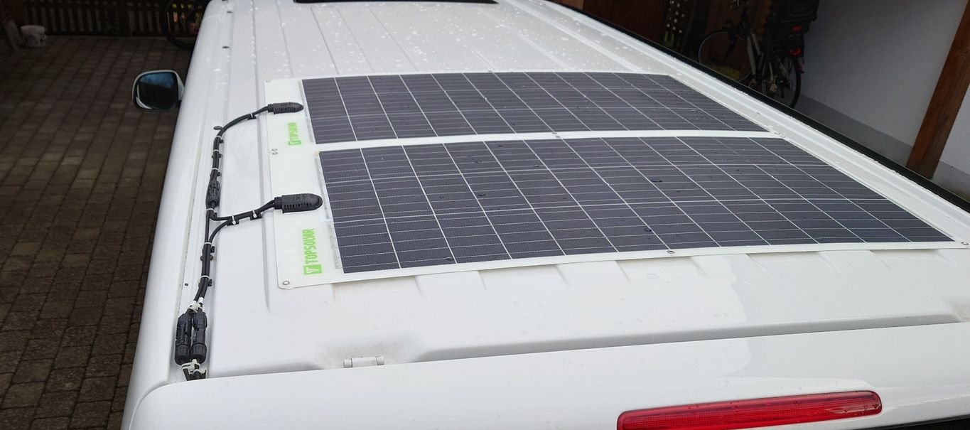 Aufgeklebte Solaranlage auf dem T5 Mulivan Camper Dach