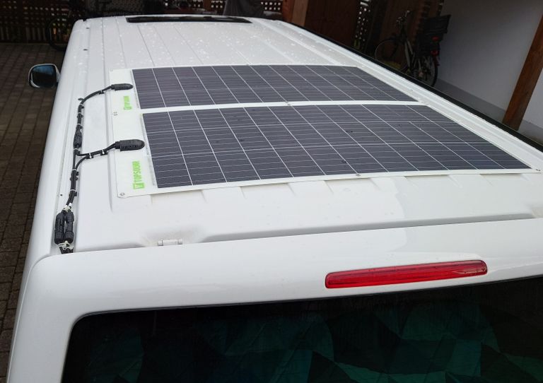 Aufgeklebte Solaranlage auf dem T5 Mulivan Camper Dach