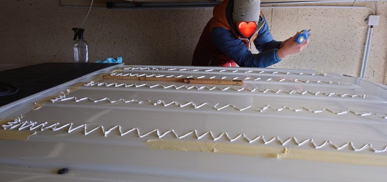 Montagevorbereitung und Verklebung der Solaranlage auf das Mulitvan Dach