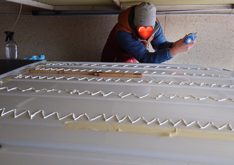 Klebevorbereitung für die Montage einer Solaranlage auf dem Multivan Dach 